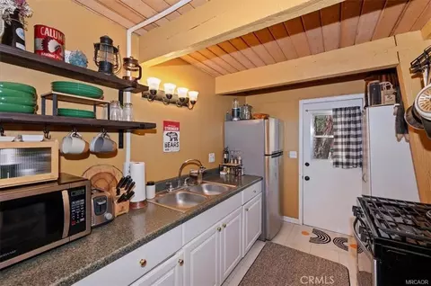 Kitchen - 756 Cedar, Sugarloaf, CA 92386 photo 1 of 4