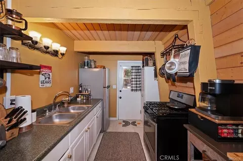 Kitchen - 756 Cedar, Sugarloaf, CA 92386 photo 2 of 4