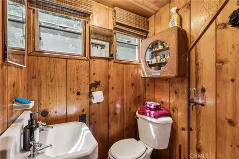 Bath - 238 Maple Dr, Lake Arrowhead, CA 92352 photo 3 of 3