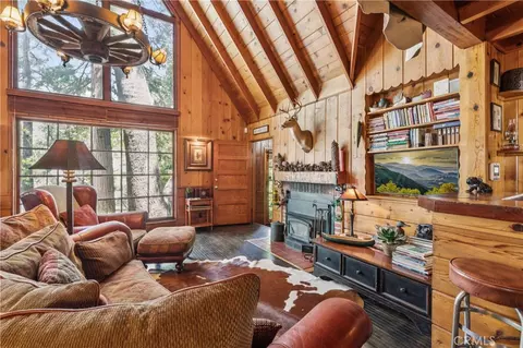 238 Maple Dr, Lake Arrowhead, CA 92352