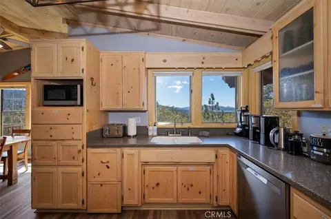 Kitchen - 764 Menlo, Big Bear Lake, CA 92315 photo 4 of 5
