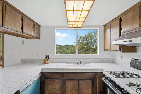 Kitchen - 1334 St Anton, Lake Arrowhead, CA 92352 photo 2 of 3