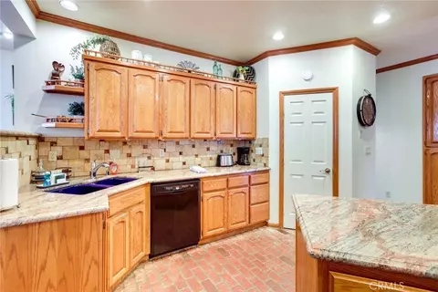 Kitchen - 196 Hillcrest Ct, Lake Arrowhead, CA 92352 photo 3 of 3