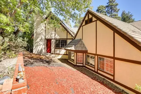 Exterior - 196 Hillcrest Ct, Lake Arrowhead, CA 92352 photo 8 of 12