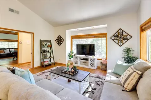 Living - 196 Hillcrest Ct, Lake Arrowhead, CA 92352 photo 3 of 3