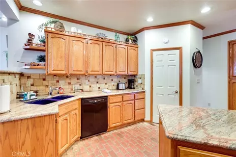 Kitchen - 196 Hillcrest Ct, Lake Arrowhead, CA 92352 photo 3 of 3