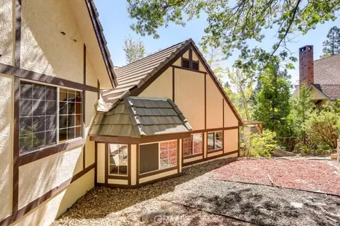 Exterior - 196 Hillcrest Ct, Lake Arrowhead, CA 92352 photo 9 of 12