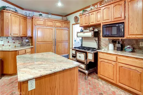 Kitchen - 196 Hillcrest Ct, Lake Arrowhead, CA 92352 photo 2 of 3