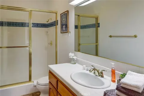 Bath - 196 Hillcrest Ct, Lake Arrowhead, CA 92352 photo 4 of 4