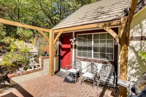 Exterior - 196 Hillcrest Ct, Lake Arrowhead, CA 92352 photo 7 of 12