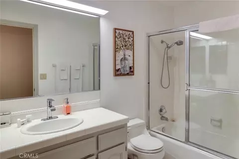 Bath - 196 Hillcrest Ct, Lake Arrowhead, CA 92352 photo 3 of 4