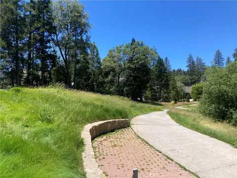 Exterior - 196 Hillcrest Ct, Lake Arrowhead, CA 92352 photo 12 of 12