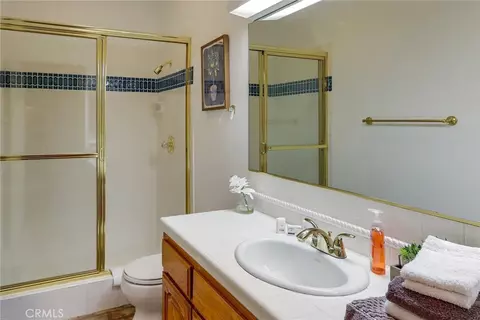 Bath - 196 Hillcrest Ct, Lake Arrowhead, CA 92352 photo 4 of 4