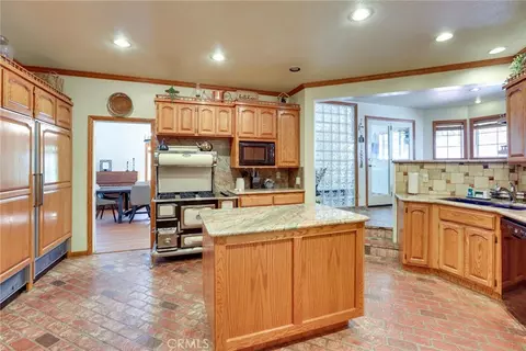 Kitchen - 196 Hillcrest Ct, Lake Arrowhead, CA 92352 photo 1 of 3
