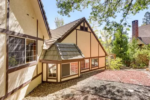 Exterior - 196 Hillcrest Ct, Lake Arrowhead, CA 92352 photo 8 of 9
