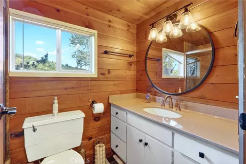Bath - 1341 Calgary Dr, Lake Arrowhead, CA 92352 photo 3 of 3