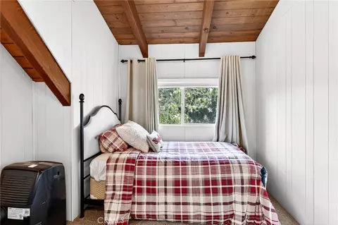 Bedroom - 1341 Calgary Dr, Lake Arrowhead, CA 92352 photo 6 of 10