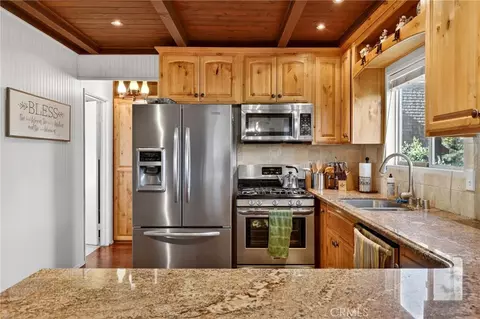 Kitchen - 1341 Calgary Dr, Lake Arrowhead, CA 92352 photo 2 of 3