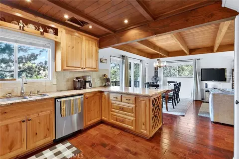 Kitchen - 1341 Calgary Dr, Lake Arrowhead, CA 92352 photo 3 of 3