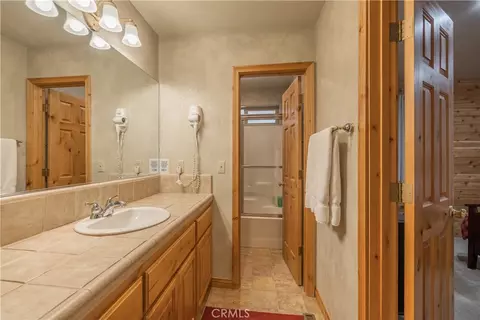 Bath - 166 N Teakwood Dr, Big Bear Lake, CA 92315 photo 4 of 6