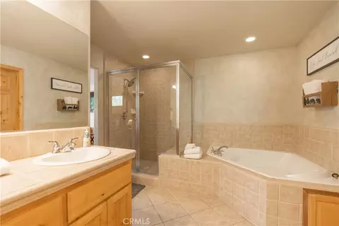 Bath - 166 N Teakwood Dr, Big Bear Lake, CA 92315 photo 2 of 6
