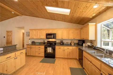 Kitchen - 166 N Teakwood Dr, Big Bear Lake, CA 92315 photo 4 of 4