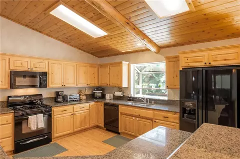 Kitchen - 166 N Teakwood Dr, Big Bear Lake, CA 92315 photo 2 of 4