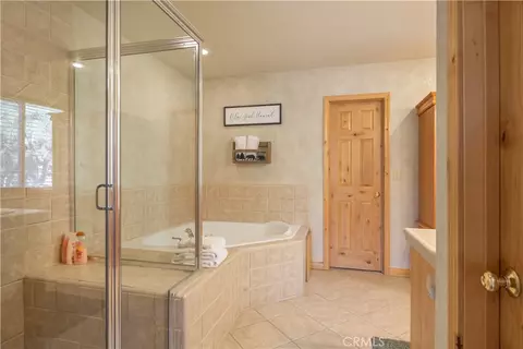 Bath - 166 N Teakwood Dr, Big Bear Lake, CA 92315 photo 3 of 6