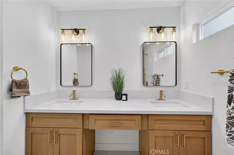 Bath - 7938 Chantry Ave, Fontana, CA 92336 photo 2 of 4