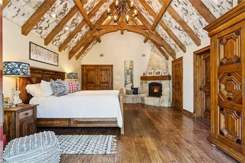 Bedroom - 27596 High Knl, Lake Arrowhead, CA 92352 photo 3 of 8