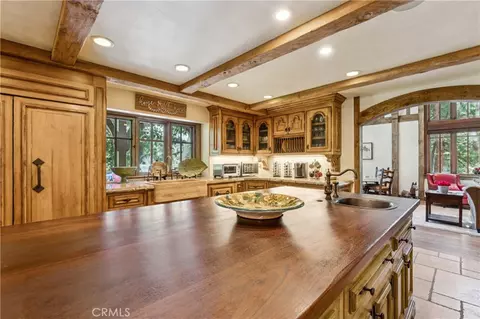 Kitchen - 27596 High Knl, Lake Arrowhead, CA 92352 photo 5 of 7