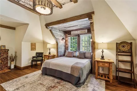 Bedroom - 27596 High Knl, Lake Arrowhead, CA 92352 photo 4 of 9