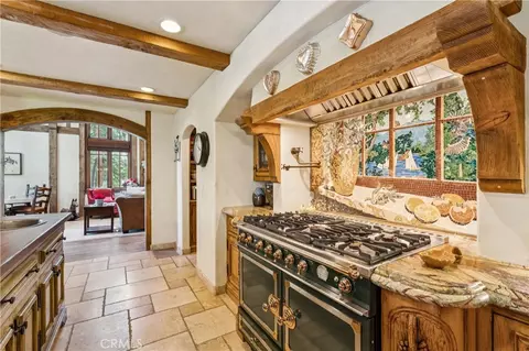 Kitchen - 27596 High Knl, Lake Arrowhead, CA 92352 photo 4 of 7