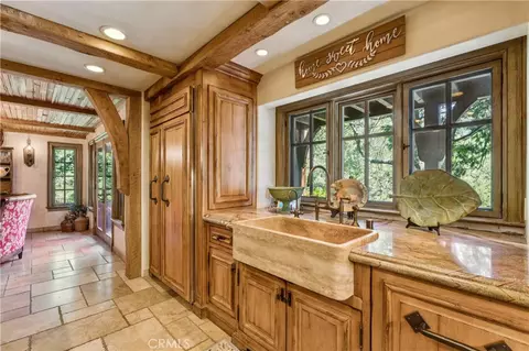 Kitchen - 27596 High Knl, Lake Arrowhead, CA 92352 photo 6 of 7