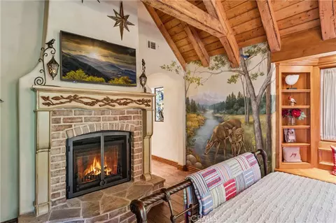 Bedroom - 27596 High Knl, Lake Arrowhead, CA 92352 photo 8 of 8