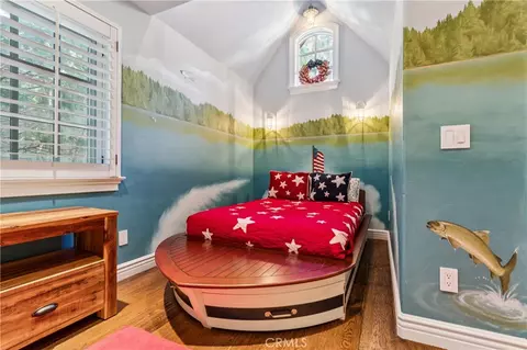 Bedroom - 27596 High Knl, Lake Arrowhead, CA 92352 photo 6 of 9