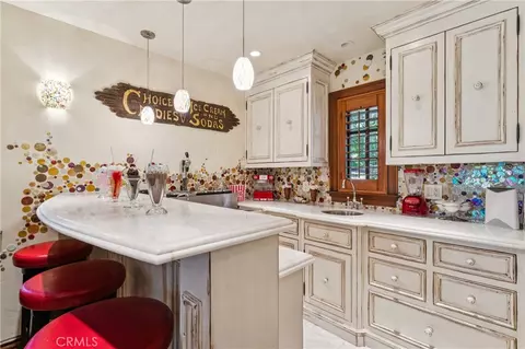 Kitchen - 27596 High Knl, Lake Arrowhead, CA 92352 photo 1 of 7