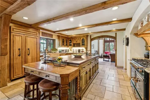 Kitchen - 27596 High Knl, Lake Arrowhead, CA 92352 photo 7 of 7
