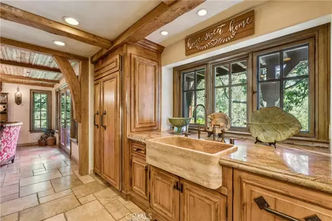 Kitchen - 27596 High Knl, Lake Arrowhead, CA 92352 photo 6 of 7