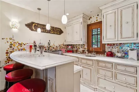 Kitchen - 27596 High Knl, Lake Arrowhead, CA 92352 photo 1 of 7