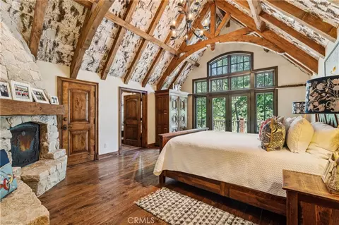 Bedroom - 27596 High Knl, Lake Arrowhead, CA 92352 photo 1 of 8