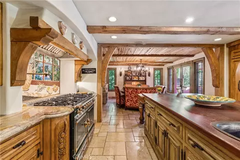 Kitchen - 27596 High Knl, Lake Arrowhead, CA 92352 photo 3 of 7