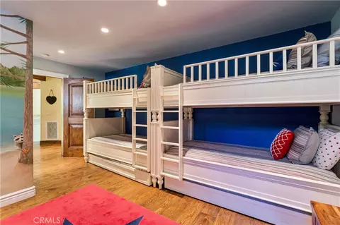 Bedroom - 27596 High Knl, Lake Arrowhead, CA 92352 photo 7 of 9