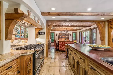 Kitchen - 27596 High Knl, Lake Arrowhead, CA 92352 photo 3 of 7