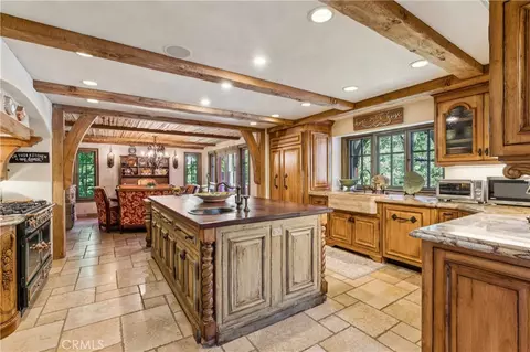 Kitchen - 27596 High Knl, Lake Arrowhead, CA 92352 photo 2 of 7