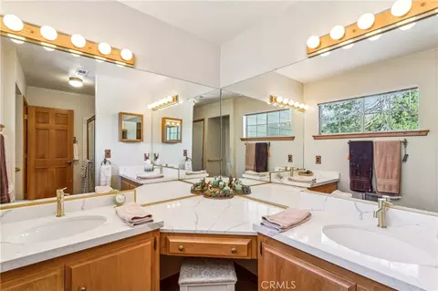 Bath - 24526 Horst Dr, Crestline, CA 92325 photo 2 of 3