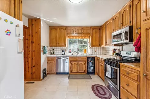 Kitchen - 24526 Horst Dr, Crestline, CA 92325 photo 1 of 1