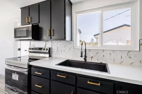 Kitchen - 64868 Tonto Dr, Joshua Tree, CA 92252 photo 4 of 6
