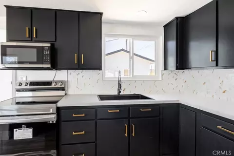 Kitchen - 64868 Tonto Dr, Joshua Tree, CA 92252 photo 3 of 6