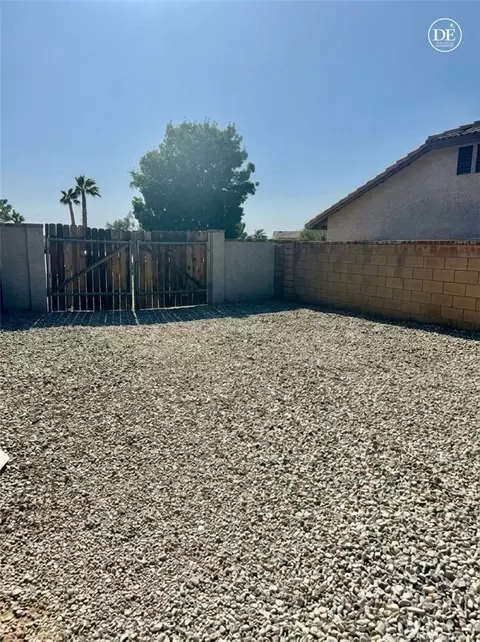 Exterior - 13375 Rincon Rd, Apple Valley, CA 92308 photo 10 of 40